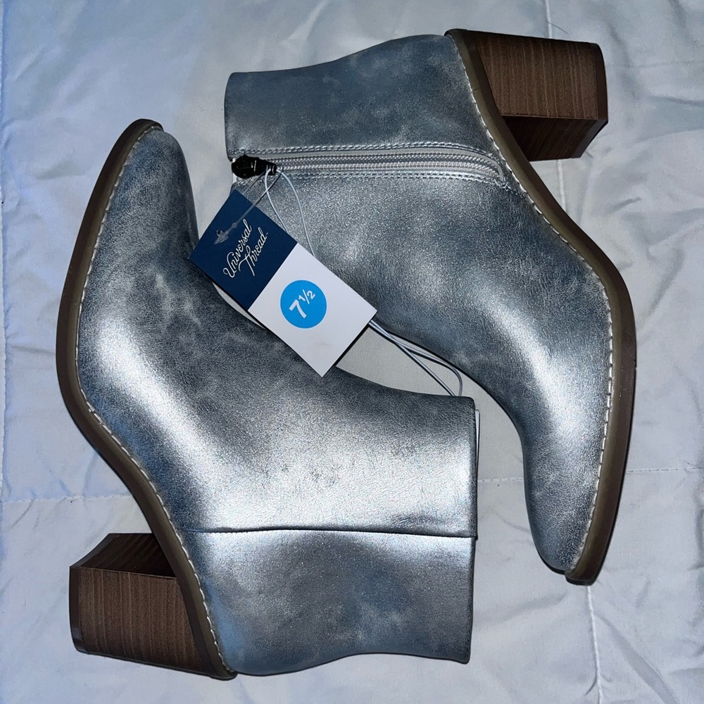 Universal Thread Metallic ankle booties